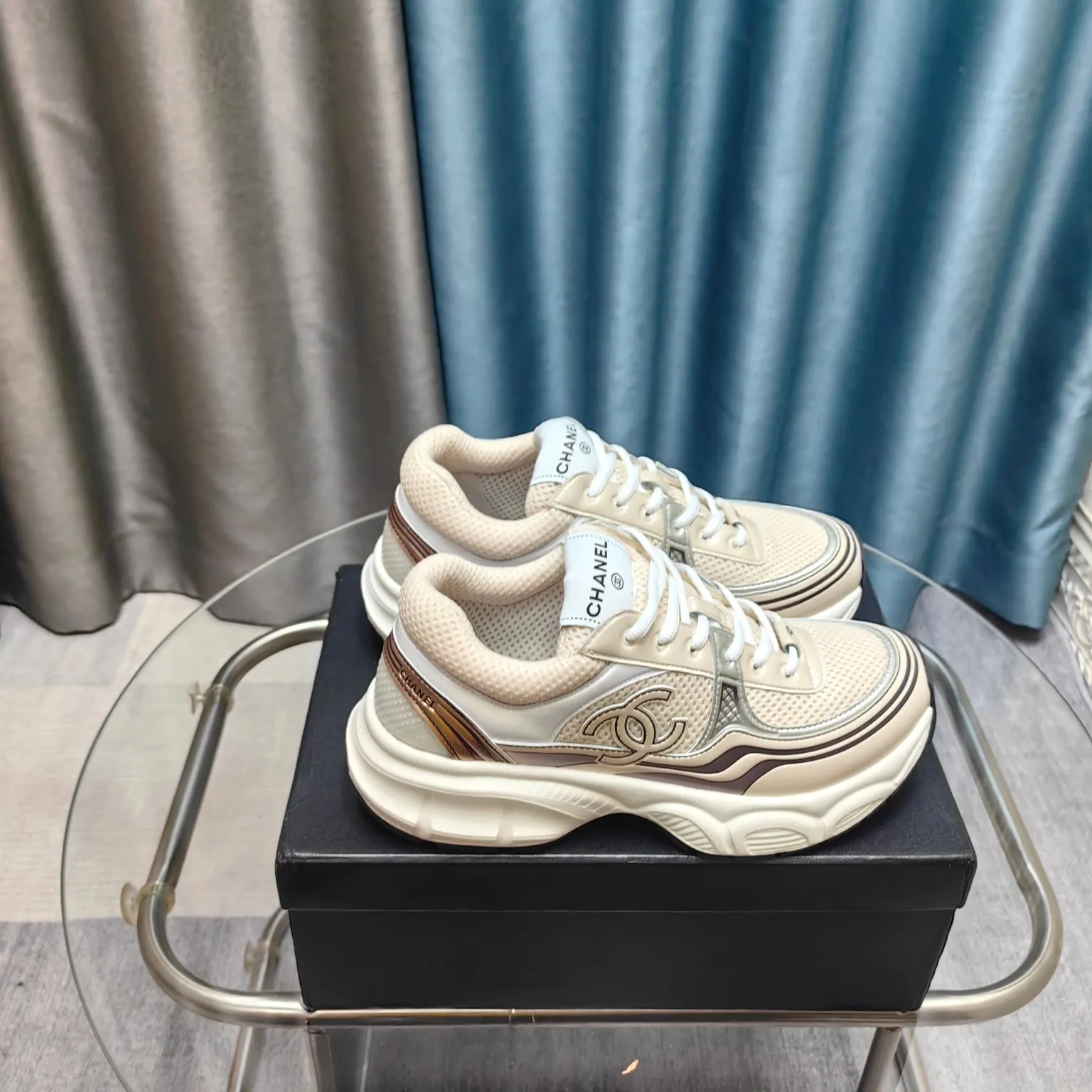 p680🐮🐮Chanel Chanel dad shoes, men and women couples - 2025 counter top casual sports shoes This classic design; the upper is electro-embroidered with a variety of techniques; the outsole is fashionable and sporty; it is unusual to incorporate a variety of color matching elements... The diversified mix and match is very beautiful and versatile, casual, fashionable, sports and outdoor can be taken into account... ꫛꫀꪝ Go➫ Material: ❶Upper is made of: Original imported first-layer silk cowhide + original waterproof cloth + original first-layer cowhide ❷Inner lining: original sheep lining + mesh ❸Outsole based on: original TPU combination outsole Special counter boutique packaging complete set for women 35–41